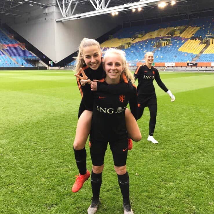 ジャッキー・グローネンのインスタグラム：「Maatjes 🧡🖤 morgen mogen we weer #gelredome」