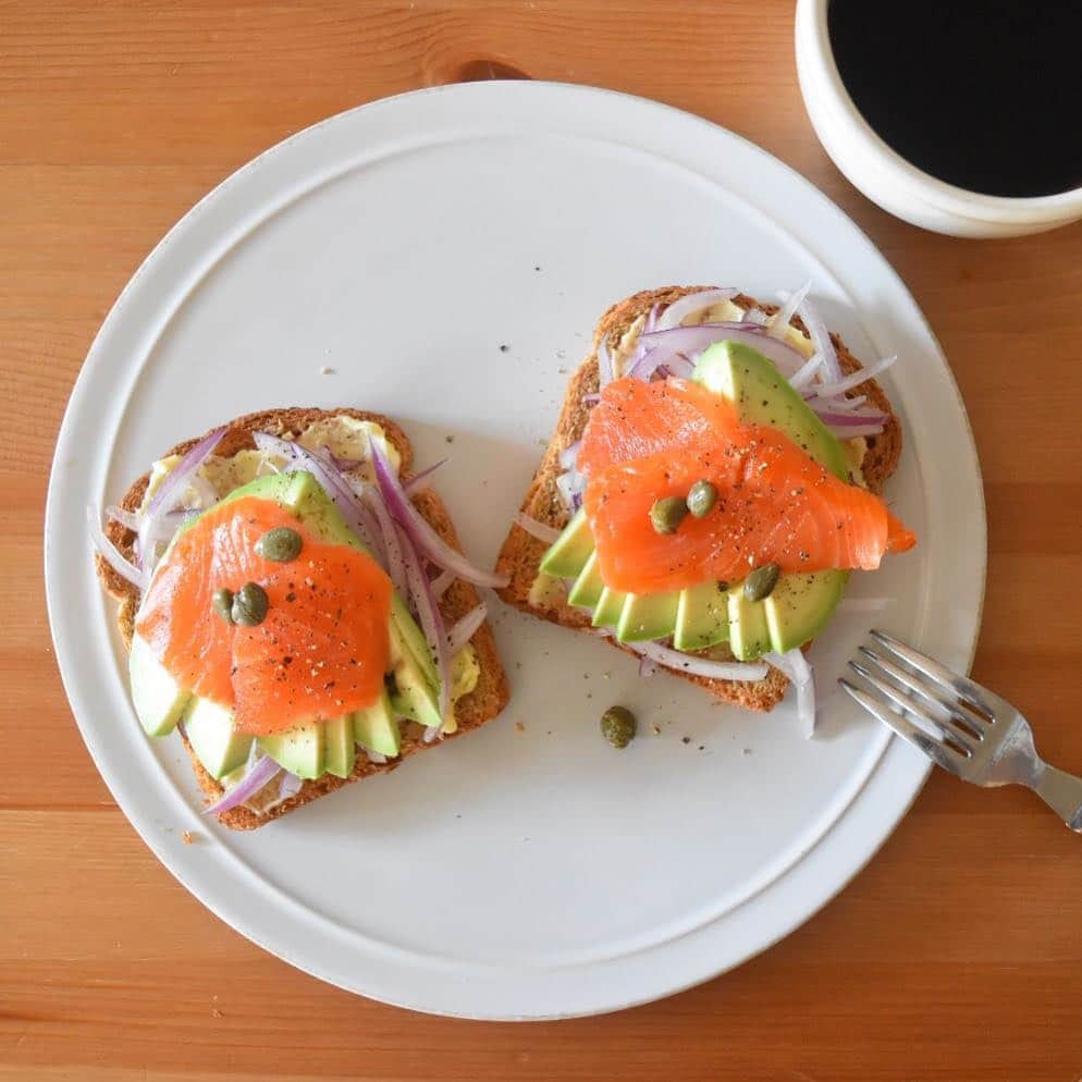 山崎佳のインスタグラム：「Today’s breakfast. アボカドとサーモン。」