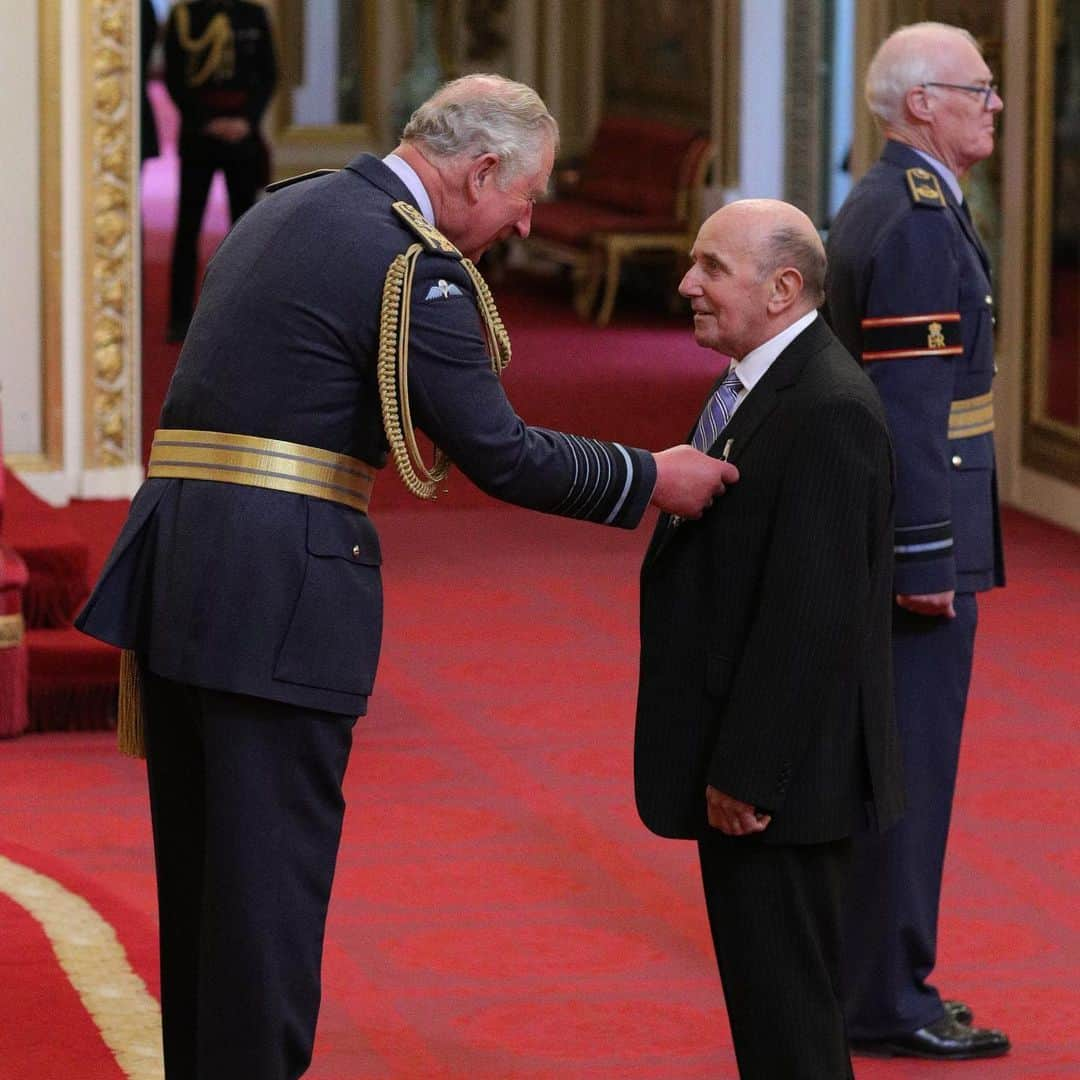 クラレンス邸さんのインスタグラム写真 - (クラレンス邸Instagram)「98 recipients travelled to Buckingham Palace today to attend an Investiture – The Prince of Wales presided over today’s ceremony where recipients were recognised for their outstanding achievements. Today’s Investees included @england Manager Gareth Southgate, who collected an #OBE for services to Football. Helen Clarke from Sheffield, collected an #OBE for her work with @Girlguiding and Leslie Tomlinson, also from Sheffield, received an #OBE for his many years working with young people in amateur boxing. Ricki Ashbee #LVO, the former National Executive Director of @dukeofedcanada, and Composer, Artistic Director and Educator Professor Shirley Thompson #OBE were also invested by His Royal Highness. 📸 Press Association」4月5日 1時27分 - clarencehouse