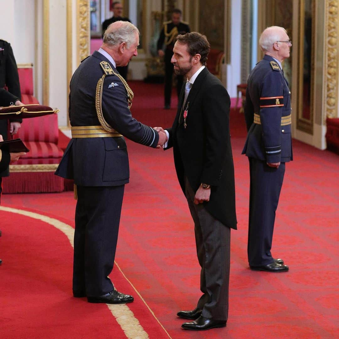 クラレンス邸さんのインスタグラム写真 - (クラレンス邸Instagram)「98 recipients travelled to Buckingham Palace today to attend an Investiture – The Prince of Wales presided over today’s ceremony where recipients were recognised for their outstanding achievements. Today’s Investees included @england Manager Gareth Southgate, who collected an #OBE for services to Football. Helen Clarke from Sheffield, collected an #OBE for her work with @Girlguiding and Leslie Tomlinson, also from Sheffield, received an #OBE for his many years working with young people in amateur boxing. Ricki Ashbee #LVO, the former National Executive Director of @dukeofedcanada, and Composer, Artistic Director and Educator Professor Shirley Thompson #OBE were also invested by His Royal Highness. 📸 Press Association」4月5日 1時27分 - clarencehouse