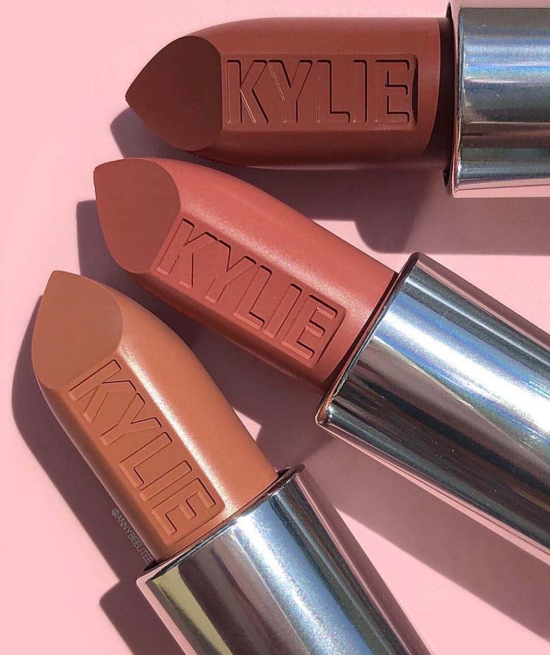 Kylie Cosmeticsさんのインスタグラム写真 - (Kylie CosmeticsInstagram)「you can never have too many nudes 🤪✨ love this pic by @annybeeutee」4月5日 1時19分 - kyliecosmetics