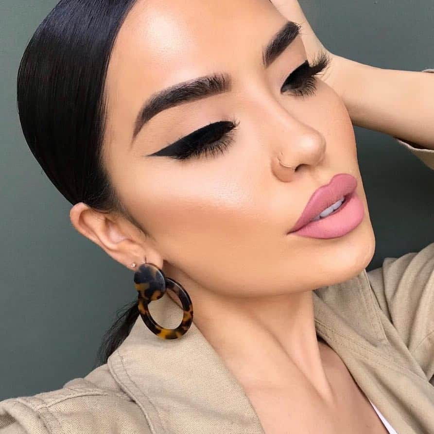 Maybelline New Yorkさんのインスタグラム写真 - (Maybelline New YorkInstagram)「The reason why we’re late to work: trying to recreate @iluvsarahii 🔥 cat eye using #masterprecise all day eyeliner in ‘black’. Tell us your reason for running late because of makeup in the comments or tag that one friend that’s always running late! ⬇️ #regram #mnyitlook #mnyliner」4月5日 1時24分 - maybelline