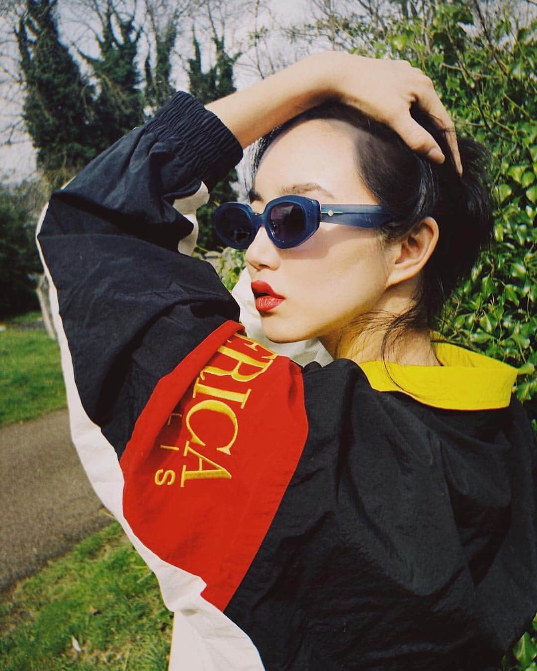ペリーエリスのインスタグラム：「Stand out in this lightweight, zip-up look from the #PerryEllisAmerica capsule 2 collection. Tap to shop. 📷 @bettybachz #repost」