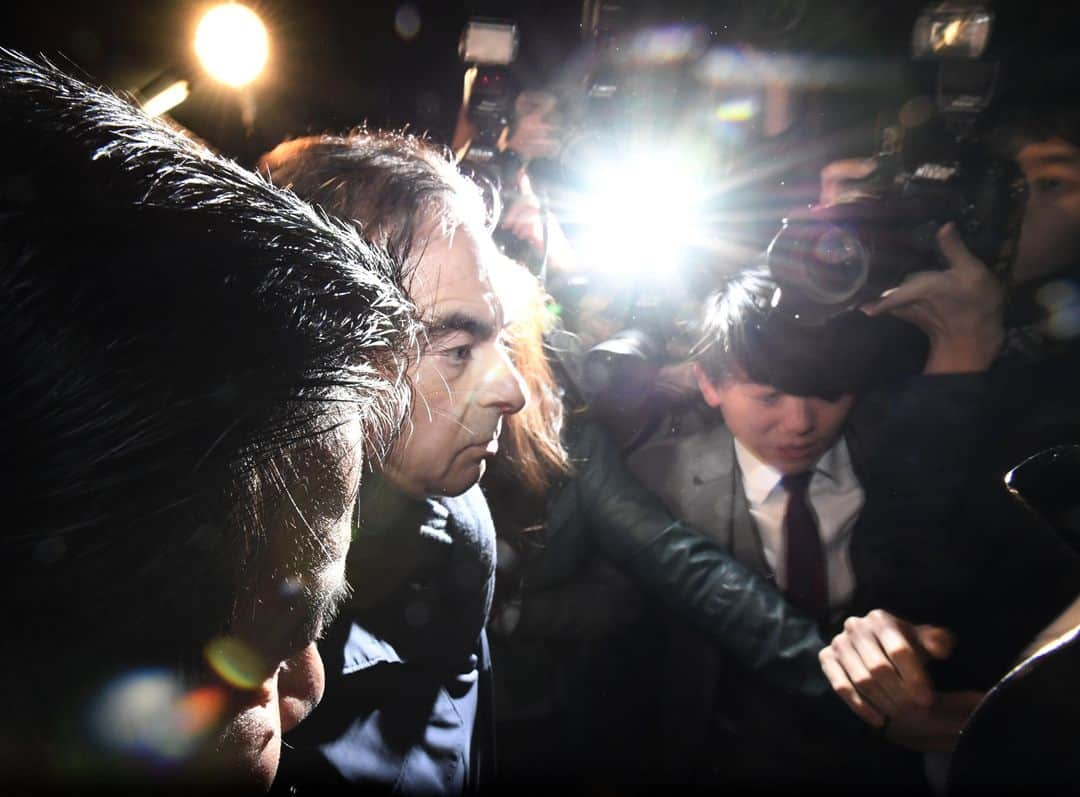 ルモンドさんのインスタグラム写真 - (ルモンドInstagram)「L’ancien patron  de Renault-Nissan Carlos Ghosn a été interpellé, mercredi soir, à Tokyo. Le même jour, le conseil d’administration (CA) du groupe Renault a soldé sans fioritures les années Carlos Ghosn. D’abord, le conseil a refusé définitivement au patron déchu le versement de toute rémunération à partir de 2019, y compris la très confortable retraite chapeau de 774 000 euros par an qui lui était promise ; ensuite il a condamné explicitement certaines pratiques de celui qui non seulement a tenu fermement les rênes du groupe français depuis 2005, mais a aussi bâti un empire automobile franco-japonais à 10 millions de voitures unissant au sein d’une alliance jusque-là inédite les puissants groupes auto Renault, Nissan et Mitsubishi. - Photo : Sadayuki Goto / Kyodo News via @ap.images」4月5日 1時33分 - lemondefr