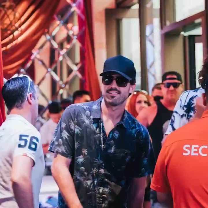 ブロディ・ジェンナーのインスタグラム：「In case you were wondering what 24 hours in Vegas with the boys looks like. It Kinda makes me hungover just watching it. 🤦🏻‍♂️🤷🏻‍♂️📸 @johnhildebrandsicky」
