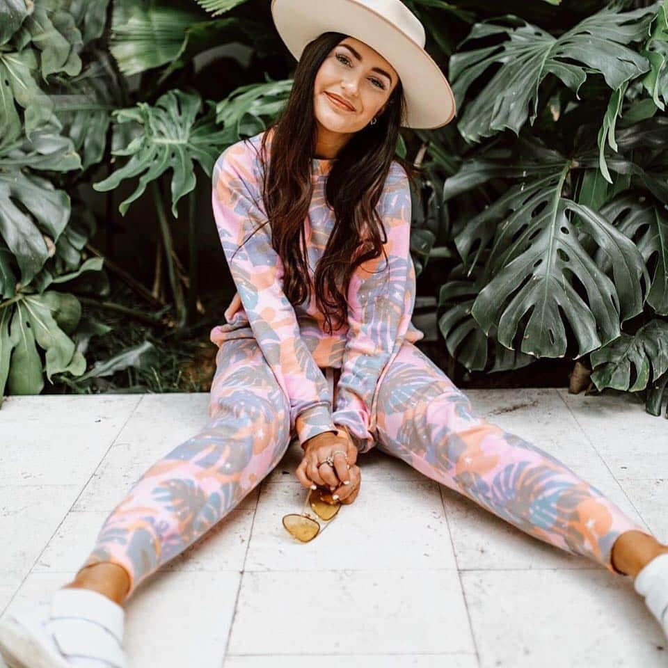 のインスタグラム：「@sarahbelleelizabeth takes a moment to get lost in the Tropic Camo matching sweatsuit. #wildfox #riotheart #spring2019 #wildfoxsweatshirt #wildfoxsweats #camo」