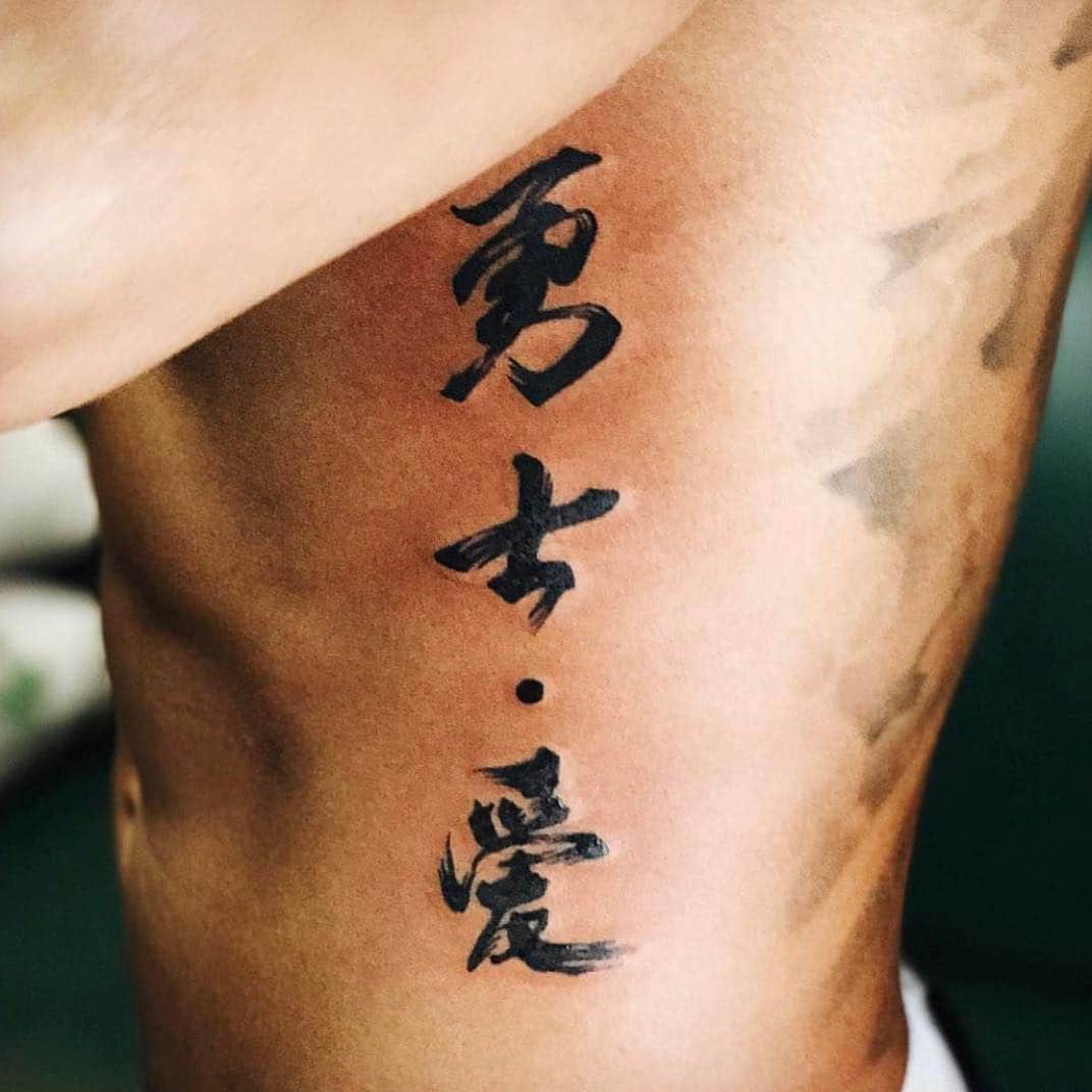 ルイス・ハミルトンさんのインスタグラム写真 - (ルイス・ハミルトンInstagram)「So excited to see my fans in China next week! I got this ‘Warriors Love’ tattoo right after my win in 2017, a moment that will stay with me a lifetime. You always make me feel so welcome and the energy you give me is incredible 🇨🇳🙏🏾 #teamlhchina」4月5日 1時40分 - lewishamilton