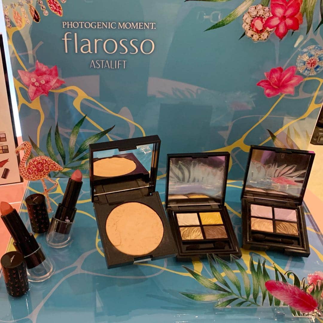 篠原菜月さんのインスタグラム写真 - (篠原菜月Instagram)「「ASTALIFT flarosso 」﻿ フラロッソ2019 Spring Summer コレクションをはじめ、全商品を体験できる「flarosso lsland」を一足早く体験してきました！﻿ ﻿ フィルムメーカーが生み出したコスメだけあって、発色がとにかくよくて写真映えするフォトジュニック・ビューティーを叶えてくれる✨﻿ ﻿ 地中海リゾートで過ごす夏のヴァカンスをイメージした会場も素敵でした🌴﻿ ﻿ 本日19時まで表参道のSO-CAL LINK GALLERYで入場無料で体験できます〜😊👍﻿ ﻿ ﻿ @astalift_japan  @flarosso_official  #アスタリフト#アスタリフトフラロッソ﻿#フラロッソ#ASTALIFT#ASTALIFTflarosso#メイク#メイクアップ#春夏メイク#春メイク#夏メイク#新色#イベント#表参道#cosmetics」4月5日 12時34分 - natsukishinohara