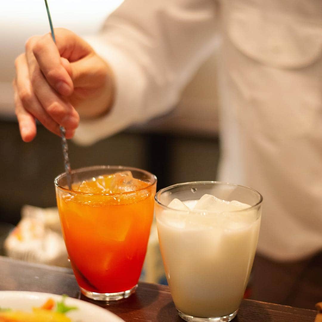 のインスタグラム：「こんにちは、ハース恵比寿店です‼️ 新元号が #令和 に決まりましたね。平成最後の1ヶ月の飲み会は、ハース恵比寿店で楽しんでみませんか☺☺ ハース恵比寿店では現在LINE＠登録された方におトクなクーポンをプレゼント中‼️皆さんぜひ登録してみてくださいね☺️✨ お友達追加はコチラから‼️ https://line.me/R/ti/p/%40noz7618i  ハース恵比寿店のLINE＠に登録してくれた方には…  ①ディナー：ワンドリンクサービス （※別途ワンドリンクのオーダーお願いします。） ②ディナーコース利用：飲み放題無料アップグレート （スパークリングワインとシードルの入った飲み放題） ③ 平日ランチ：デザートサービス  上記いずれかをサービスさせて頂いています‼️ #ハース恵比寿 #ハース #恵比寿ディナー #恵比寿カフェ  #恵比寿ビストロ #カジュアルフレンチ #恵比寿飲み会 #平成最後 #飲み会 #女子会 #恵比寿グルメ #hearth #カクテル #おしゃれカクテル  @hearth_ebisu」