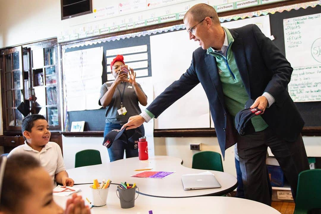 ボストン・レッドソックスさんのインスタグラム写真 - (ボストン・レッドソックスInstagram)「Today we joined Mayor Walsh and @jetblue to distribute 46,000+ hats to all K-8 @bostonschools students! Everyone’s geared up for #OpeningDay! #SoxHatsForBPS 🧢」4月5日 11時06分 - redsox