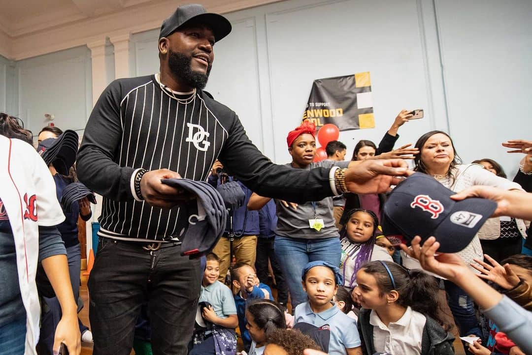 ボストン・レッドソックスさんのインスタグラム写真 - (ボストン・レッドソックスInstagram)「Today we joined Mayor Walsh and @jetblue to distribute 46,000+ hats to all K-8 @bostonschools students! Everyone’s geared up for #OpeningDay! #SoxHatsForBPS 🧢」4月5日 11時06分 - redsox