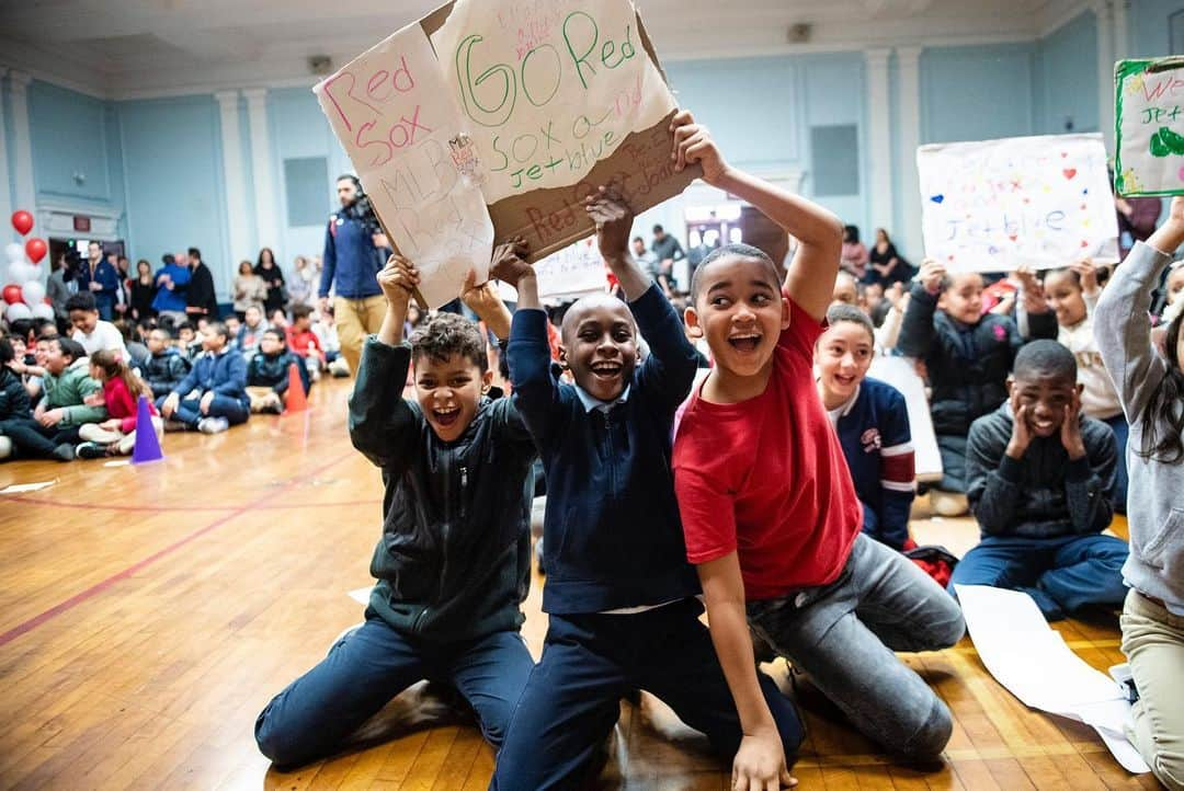 ボストン・レッドソックスさんのインスタグラム写真 - (ボストン・レッドソックスInstagram)「Today we joined Mayor Walsh and @jetblue to distribute 46,000+ hats to all K-8 @bostonschools students! Everyone’s geared up for #OpeningDay! #SoxHatsForBPS 🧢」4月5日 11時06分 - redsox