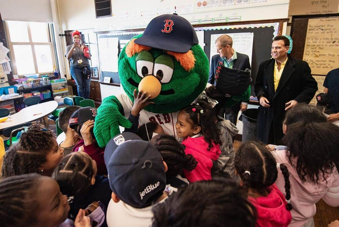 ボストン・レッドソックスさんのインスタグラム写真 - (ボストン・レッドソックスInstagram)「Today we joined Mayor Walsh and @jetblue to distribute 46,000+ hats to all K-8 @bostonschools students! Everyone’s geared up for #OpeningDay! #SoxHatsForBPS 🧢」4月5日 11時06分 - redsox