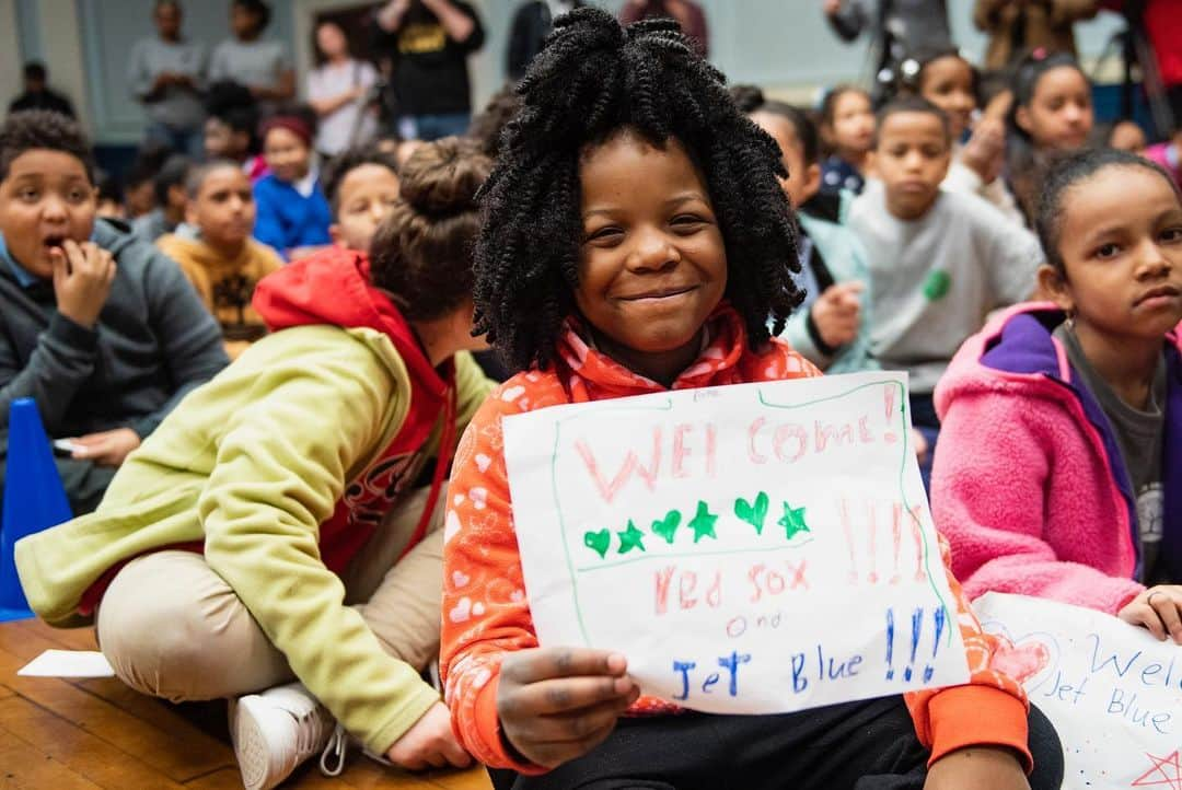 ボストン・レッドソックスさんのインスタグラム写真 - (ボストン・レッドソックスInstagram)「Today we joined Mayor Walsh and @jetblue to distribute 46,000+ hats to all K-8 @bostonschools students! Everyone’s geared up for #OpeningDay! #SoxHatsForBPS 🧢」4月5日 11時06分 - redsox