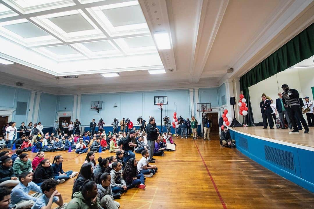 ボストン・レッドソックスさんのインスタグラム写真 - (ボストン・レッドソックスInstagram)「Today we joined Mayor Walsh and @jetblue to distribute 46,000+ hats to all K-8 @bostonschools students! Everyone’s geared up for #OpeningDay! #SoxHatsForBPS 🧢」4月5日 11時06分 - redsox