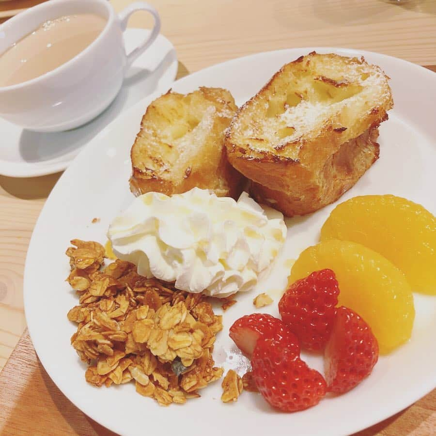 斉藤ひかりさんのインスタグラム写真 - (斉藤ひかりInstagram)「新潟市東区にあるカフェ ド レティ☕️💕 フレンチトーストもスコーンも本当に美味しかったです！😆 サクフワに感動してスコーンはお持ち帰りするくらい！笑✨  一緒にお茶してくださったのは海津ゆうこさんとKumy Esさん☺️ お仕事の話がとまらない❣️ 閉店時間まで長居してしまいましたが最後まで盛り上がっていましたよ(笑) 楽しい時間をありがとうございました！☺️ #新潟市東区 #カフェ #カフェドレティ #フレンチトースト #くるみのスコーン  #女子会 #大好きな2人」4月5日 11時08分 - hikarisaito1027