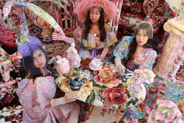 Sretsisさんのインスタグラム写真 - (SretsisInstagram)「Sretsis Sisters Fantasy Japanese Tea Party at Artist Makoto Egashira’s Studio❤️🇯🇵❤️ #SS19MyBestFriendsWedding #sretsisinnaoyama」4月5日 11時08分 - sretsisofficial