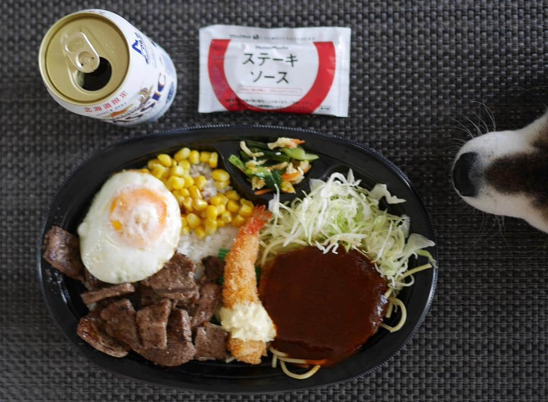 くろさんのインスタグラム写真 - (くろInstagram)「ほっともっと最高値弁当🍱 カットステーキコンボ🥩🍤🍳890円 #豆も気になるぅ #カットステーキコンボ #ほっともっと #最高値 #昼からビール #サッポロクラシック」4月5日 11時09分 - m6bmw