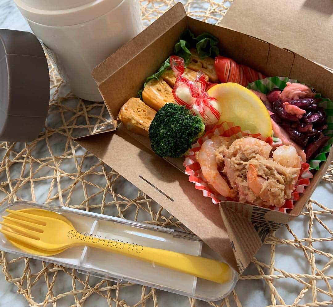 本田しおりのインスタグラム：「#今日のお弁当  新婚旅行1日目でジンギスカンを半生で提供してしまい（私が）食あたりで2日目からずっとしんどそうやった夫。ジンギスカン焼き奉行失格🤦🏼‍♂️出直しますw  本当に可哀想でした。 申し訳ない😢💦 食べれたら、、という気持ちを込めて お粥と小さめおかずBox  お粥だけでも食べれますように🙏  #お弁当 #本田弁当 #旦那さん弁当」