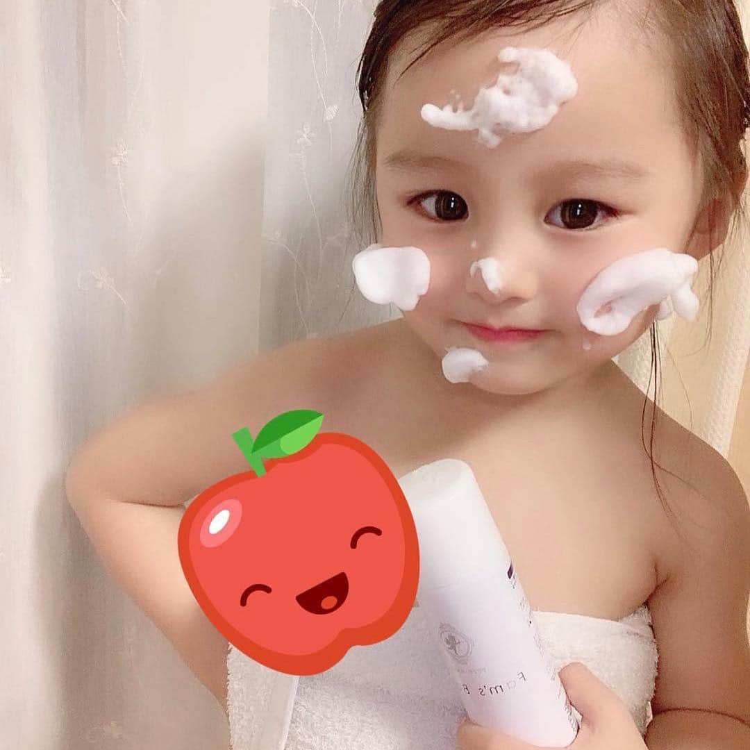 Fam's Baby ファムズベビーさんのインスタグラム写真 - (Fam's Baby ファムズベビーInstagram)「なんとっ🤗 ファムズベビーも自分でぬっているなんてすごいです💕 ご使用ありがとうございます💕 ・ お風呂上がりは乾燥しがちですのですぐの保湿をお勧め致します✨ ・ #乾燥対策#乾燥性敏感肌#敏感肌スキンケア#敏感肌でも安心#ゆらぎ肌#トラブル肌#赤み#アトピー女子#ベビー小物#べびすたぐらむ#子供と暮らす#こどものいる生活#女の子育児#女の子まま  #Repost @lw_0411 ・・・ . . 最近なんでも自分でやりたがる👧🏻✨ お風呂あがりのスキンケアも自分で やるよ〜👧🏻✌🏻最近は泡で出てくる ファムズベビーも仲間入り💕 お肌に浸透してもちもち〜🥺🌈 . #ファムズ#ファムズベビー #肌荒れ#乳児湿疹 . .」4月5日 11時18分 - famsbaby