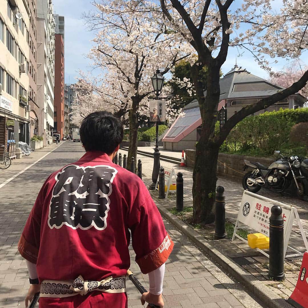 山田しょうこさんのインスタグラム写真 - (山田しょうこInstagram)「🌸 浅草で人力車に乗ってきました！ 桜がキレイで、 風が気持ちよく、 穴場のお寺でお参りできたり、 浅草を楽しく案内していただいて 最高の時間でした✨✨ 俥夫さんは東京力車の渡邊善央さん はなが2年前からずっとファンでやっとお会いできました 私もずっと話聞かされてたから感動😂 3枚目は善央さんが撮ってくださった写真 素敵な写真までありがとうございます！！ 浅草にお越しの際はぜひ善央さんの人力車で観光してください〜！！！ ・ ・ ・ 東京力車ホームページ http://unit.tokyo-rickshaw.com ・ #人力車 #東京力車 #渡邊善央 #待乳山聖天」4月5日 11時30分 - shokokrake0611