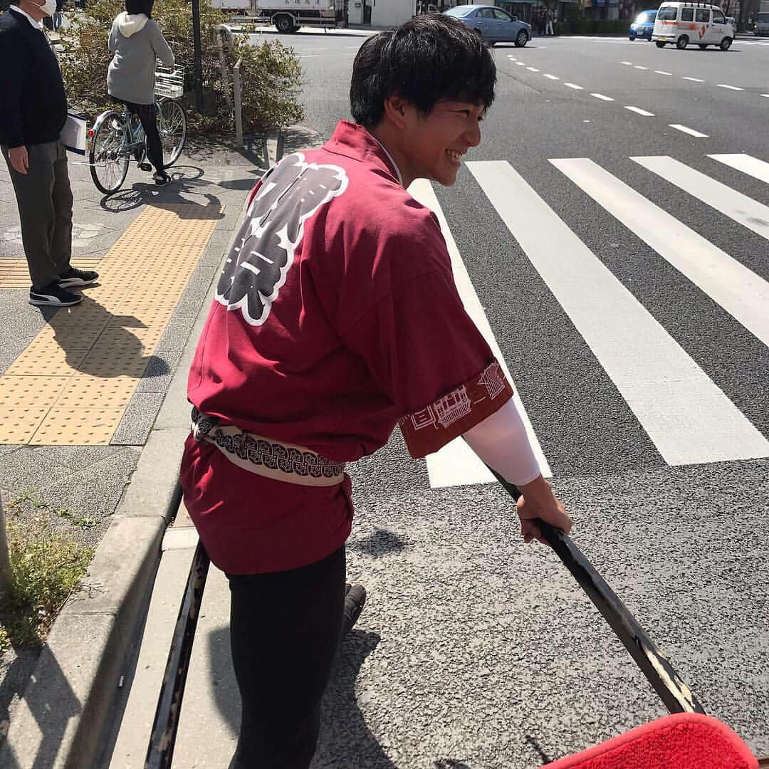 山田しょうこさんのインスタグラム写真 - (山田しょうこInstagram)「🌸 浅草で人力車に乗ってきました！ 桜がキレイで、 風が気持ちよく、 穴場のお寺でお参りできたり、 浅草を楽しく案内していただいて 最高の時間でした✨✨ 俥夫さんは東京力車の渡邊善央さん はなが2年前からずっとファンでやっとお会いできました 私もずっと話聞かされてたから感動😂 3枚目は善央さんが撮ってくださった写真 素敵な写真までありがとうございます！！ 浅草にお越しの際はぜひ善央さんの人力車で観光してください〜！！！ ・ ・ ・ 東京力車ホームページ http://unit.tokyo-rickshaw.com ・ #人力車 #東京力車 #渡邊善央 #待乳山聖天」4月5日 11時30分 - shokokrake0611