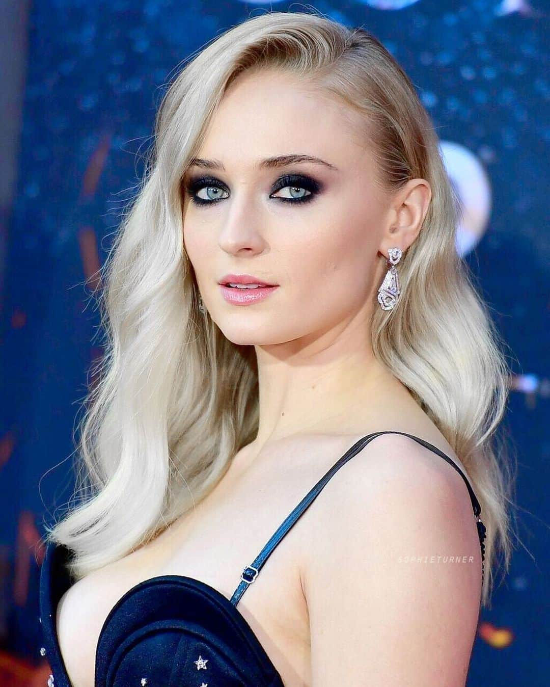 ソフィー・ターナーさんのインスタグラム写真 - (ソフィー・ターナーInstagram)「So gorgeous! It’s not fair, save some for the rest of us @sophiet 🤣 📸 by Getty Images」4月5日 11時38分 - sophieturner