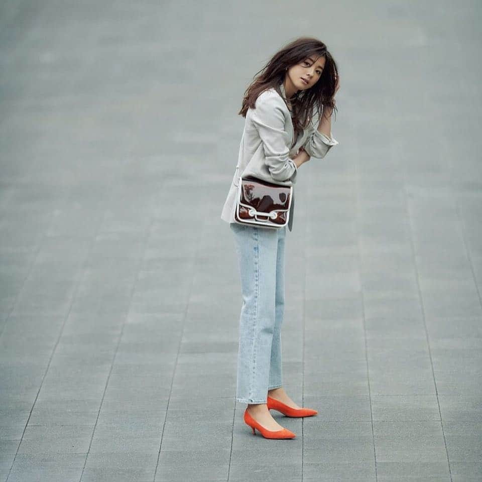 のインスタグラム：「みなさん、今日は何を履いていますか？ 👠  春は足元からやってくる！ ということで、発売中のOggi5月号では、今選ぶべき通勤靴を『働く私の足元に5㎝ヒールが帰ってきた！』と題して、ご紹介🌸  そうなんです！ トレンドは今、ぺたんこ一辺倒から、5㎝ヒールに移行中✨ その理由は…？！ 詳しくは誌面でぜひご覧ください♡  #雑誌Oggi #Oggi5月号 #5センチヒール #通勤服 #通勤靴 #今年の春はこんな靴 #買い物前に要チェック #shopping #春コーデ #パンプス」