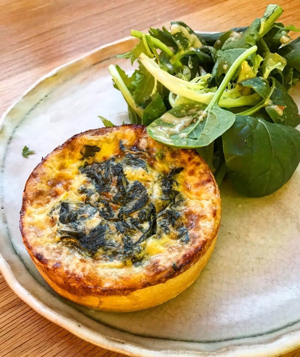 のインスタグラム：「Rise and shine to Salmon Spinach Quiche~  Crusty, flavorful and I think it’s more value for money than the sweet-savoury toastie  Countdown to weekends~~ • • • #sgeats #singapore #local #best #delicious #food #igsg #sgig #cake #exploresingapore #eat #sgfoodies #gourmet #yummy #yum #sgfood #foodsg #spring  #burpple #exploresingapore #beautifulcuisines #bonappetit #instagood #breakfast #lunch #bread」