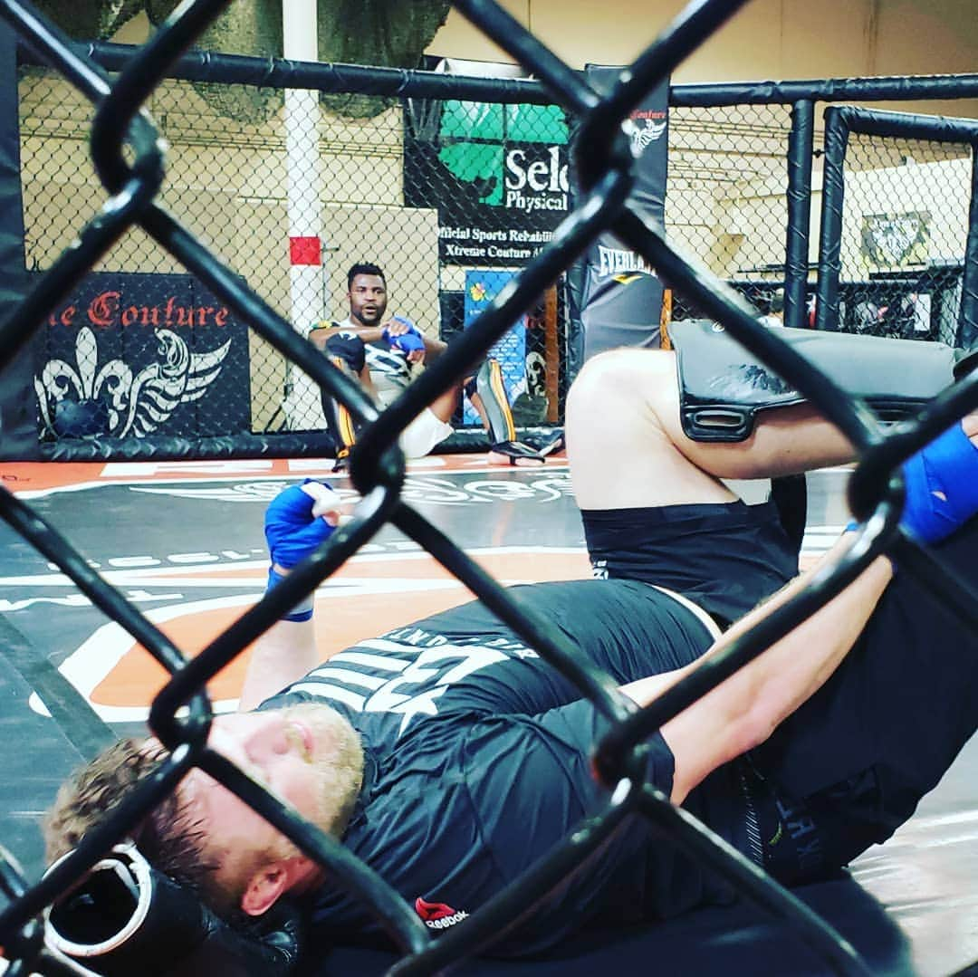 ロイ・ネルソンさんのインスタグラム写真 - (ロイ・ネルソンInstagram)「GREAT WORK! Always love the push to be better.  Thank you  @francisngannou  #realwork #mma #trainhard #mmatraining  #ufc #bellator  #mmafighting  #bellyrubapprove  @ricosproducts  @monsterenergy」4月5日 11時40分 - roynelsonmma