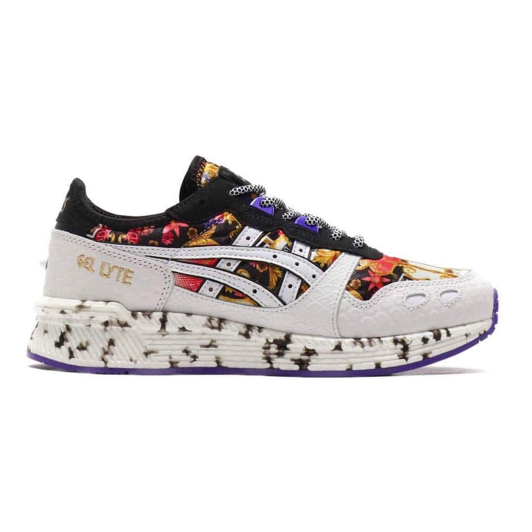HYPEBEASTさんのインスタグラム写真 - (HYPEBEASTInstagram)「@hypebeastkicks: @atmos_tokyo is set to release a limited-edition pair of @asicstiger HyperGEL-LYTEs. Sporting a white/black split, the shoe reveals a bold baroque print underneath its tiger stripe branding. It’ll be available via atmos Tokyo on April 12, with a price tag of JP¥ 15,120 (approx. $135 USD). Photo: atmos」4月5日 11時45分 - hypebeast