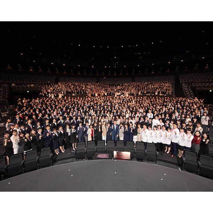 資生堂 Shiseido Group Shiseido Group Official Instagramさんのインスタグラム写真 - (資生堂 Shiseido Group Shiseido Group Official InstagramInstagram)「A big welcome to all of our new staff! Our President and CEO, Masahiko Uotani, high-fived each and every Shiseido freshmen employee by way of welcome on April 1 in Tokyo. A total of 851 new faces joined the team this year, and each new member took the stage to share their own personal "My Challenge." With a bigger and fresher family in 2019, we aim to create a Shiseido that will be loved more than ever before.  About Shiseido: www.shiseidogroup.com  #Shiseido #資生堂 #入社式 #就活 #资生堂」4月5日 11時57分 - shiseido_corp