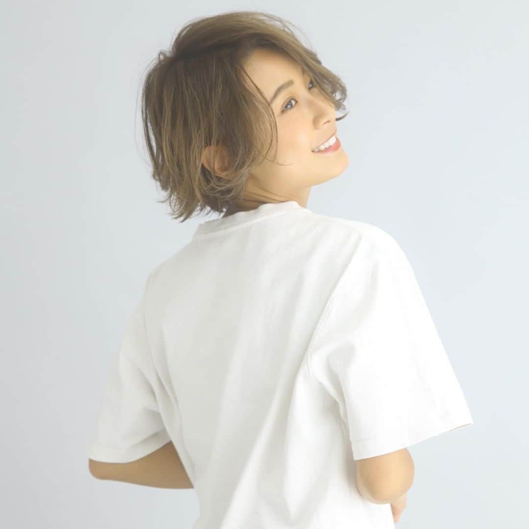 ジャックモアザン【公式】のインスタグラム：「. 表参道ヒルズ横手の路地を入ってすぐにある『ジャックモアザン表参道』♡ ． あなたにぴったりのヘアースタイルをご提案します！ ． 表参道から徒歩7分♪詳しくはプロフィールにあるURLからご覧ください！ . . #ソシエヘアー#sociehair#表参道#表参道美容院#美容院#ヘアーカット#明治神宮前#原宿#ヘアサロン#表参道ヘアサロン#髪質改善#大人可愛い#アレンジ#ブリーチカラー#ロブ#切りっぱなしボブ#波ウェーブ#コテ巻き#暗髪#アンニュイヘア#トリートメント#ヘアスタイル#ヘアカタログ#ショート#ボブ#セミロング#ロング#ヘアアレンジ#綺麗になりたい#サロンモデル」