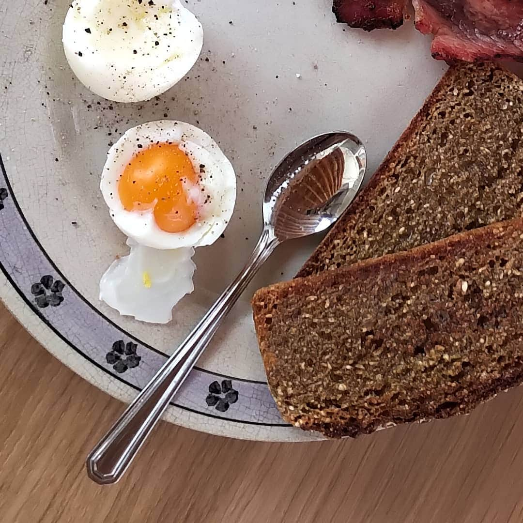 サラ・ジェシカ・パーカーさんのインスタグラム写真 - (サラ・ジェシカ・パーカーInstagram)「#throwbackthursday  That perfect Irish egg, brown soda bread toasted just right with a smear of @kerrygoldirl and rushers that only your local Irish butcher could offer.  Take me back.  X, SJ PS not pictured that cuppa @pgtips all day long.」4月5日 11時51分 - sarahjessicaparker