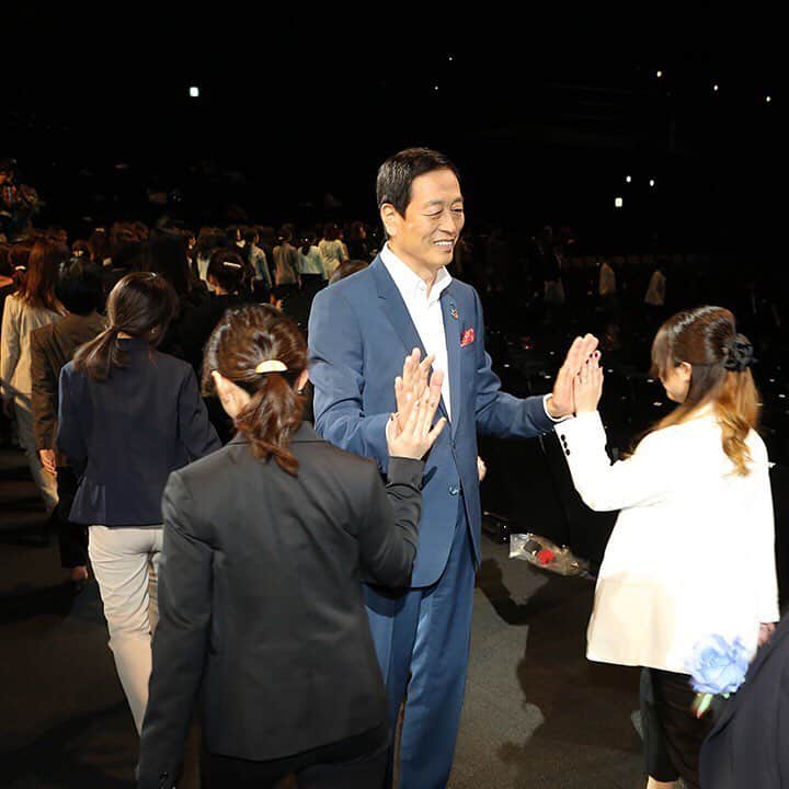 のインスタグラム：「A big welcome to all of our new staff! Our President and CEO, Masahiko Uotani, high-fived each and every Shiseido freshmen employee by way of welcome on April 1 in Tokyo. A total of 851 new faces joined the team this year, and each new member took the stage to share their own personal "My Challenge." With a bigger and fresher family in 2019, we aim to create a Shiseido that will be loved more than ever before.  About Shiseido: www.shiseidogroup.com  #Shiseido #資生堂 #入社式 #就活 #资生堂」