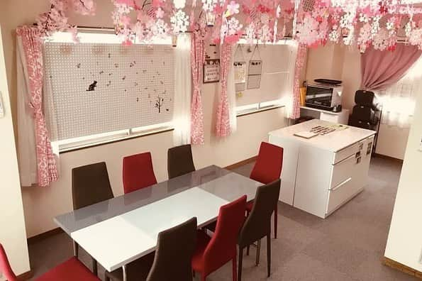 Space Marketさんのインスタグラム写真 - (Space MarketInstagram)「【🌸レンタルルーム伊勢佐木町🌸】 インドア花見装飾実施中🌸 ﻿ 白・赤・茶を基調とした落ち着きのある空間です。 ﻿ 自宅感覚でくつろぎながらインドア花見を楽しんでいただけますよ。 ﻿ #スペースマーケット #スペマ #spacemarket  #インドア花見 #インドア花見2019 #プライベート花見 #インスタ映えスペース #お花見 #花見 #花見女子会 #平成最後の桜祭り #空間デザイン #桜インテリア #ナチュラルインテリア」4月5日 11時52分 - spacemarketjp