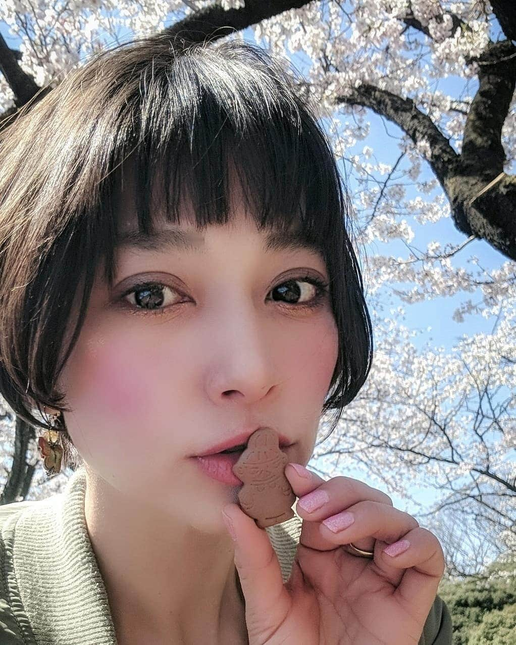 芳美リンさんのインスタグラム写真 - (芳美リンInstagram)「#桜色　の#ネイル　に♥  びっくりするくらいすぐ乾く！ いつも乾き途中で動いちゃってミスるので、これはありがたい。  船旅中にお直しできるように持っていこっと。  剥げにくそうなので、アウトドアの時でも良さそう。  ネイルホリックのフローズンシュガーPK860を使いました。  春らしい色にきゅんきゅん。  @nailholic_kose #PR #kose  #nailholic_kose #ネイルホリック #お花見#桜#sakura#マニキュア #コスメ#セルフネイル」4月5日 11時53分 - lynn.lynn5