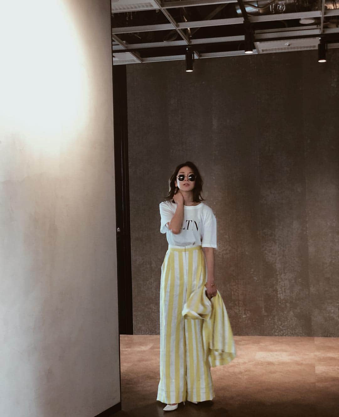 のインスタグラム：「鮮やかなイエローカラーのSET UP♡ すっかり春だー😋🌸 今年は明るいカラーの洋服を たくさん着たいーーー♡ ・ ・ ・ sunglasses:Rayban set up:ESCADA SPORT t shirt: VALENTINO shoes: Christian Louboutin ・ ・ ・ #coordinate#ootd#outfit#fashion#blogger#japan#ESCADA #エスカーダ#ESCADASPORT#エスカーダスポート#setup#セットアップ#Tshirt#Tシャツ#VALENTINO #ad」