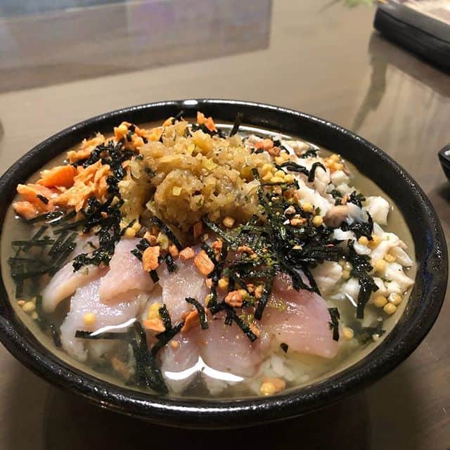 味ひとすじ　永谷園さんのインスタグラム写真 - (味ひとすじ　永谷園Instagram)「. #regram 【みなさんもオリジナルのお茶づけアレンジはありますか？】 @junzo.ooo さんの投稿をリグラムさせていただきました！ #永谷園 #ゆるめしのみかた #ゆるめしの味方 #主婦の味方  晩ごはん♬ 究極のサボり飯 ww メジナの昆布〆、焼き身ほぐし、なめろう、ゲストに鮭ほぐしをのっけて、仕上げはみんな大好き永谷園の鮭茶漬け💕 マズい要素が見つからない♬ #男飯 #お茶漬け #メジナ #釣り #磯釣り #昆布じめ #永谷園」4月5日 12時00分 - nagatanien_jp