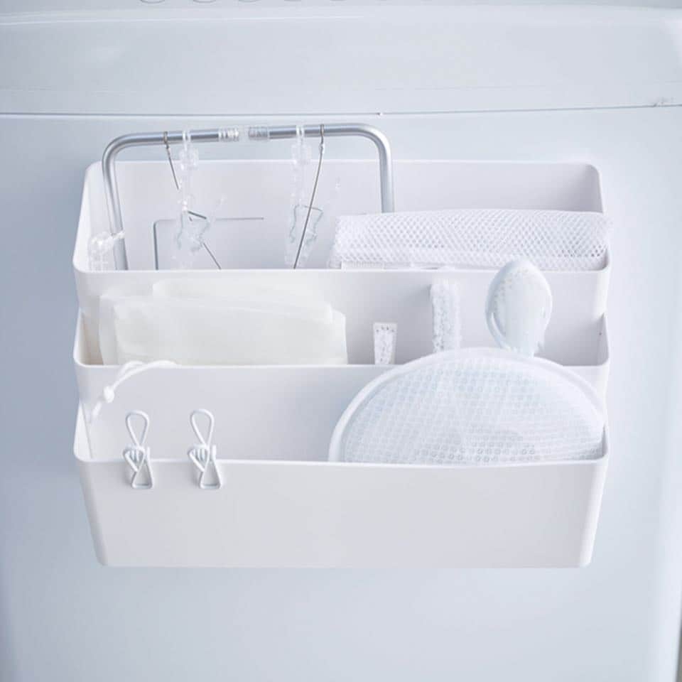 yamazaki_japanさんのインスタグラム写真 - (yamazaki_japanInstagram)「洗濯用小物などをまとめて一括収納！「洗濯機横マグネット収納ポケット 3段 タワー」のご紹介です。 . マグネットで洗濯機の正面や側面に付けるだけの簡単取り付け。 背面のマグネット部分は曲面に沿うように設計してあるので、カーブになっているような洗濯機の正面でも、ずれ落ちることなくしっかりと貼りつけることができます！ . 洗濯ネットやホース、洗濯ばさみなど、散らかりがちな洗濯用の小物をまとめて一括収納。 中段と下段のポケットには真ん中に仕切り板がついているので、細かいものも分別して収納できます◎ . 付属のフックを使えば、長いブラシなども吊り下げて収納可能。 . マグネットが付く場所にはどこでも貼り付けられるので、ご家庭の様々な場所で活躍する収納ポケットです。 . ■SIZE 約W32×D13×H24.5cm --------------------------------- 山崎実業のコラムサイト「Simple Life Lab.」も運営中◎ 暮らしのアイデアや、漫画ヤマクマちゃんなど様々なコンテンツが掲載されています。 是非ご覧ください。 https://www.yamajitsu.co.jp/lab/ --------------------------------- #home#tower#洗濯機#マグネット収納#洗面所#洗面所収納#ランドリー#ランドリー収納#収納#収納ケース#収納ポケット#インテリア#モノトーンインテリア#暮らし#丁寧な暮らし#シンプルライフ#おうち#収納#シンプル#モダン#便利#おしゃれ #雑貨 #yamazaki #山崎実業」4月5日 12時00分 - yamazaki.home.channel