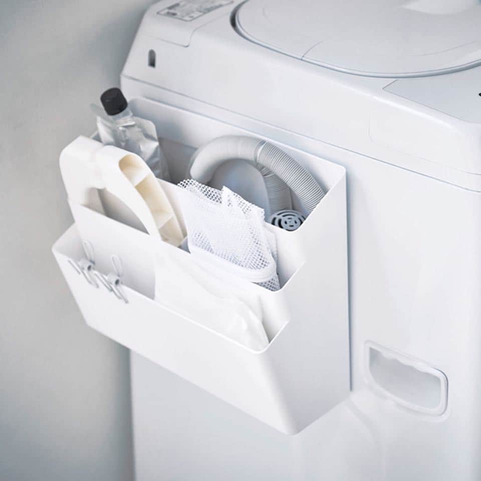 yamazaki_japanさんのインスタグラム写真 - (yamazaki_japanInstagram)「洗濯用小物などをまとめて一括収納！「洗濯機横マグネット収納ポケット 3段 タワー」のご紹介です。 . マグネットで洗濯機の正面や側面に付けるだけの簡単取り付け。 背面のマグネット部分は曲面に沿うように設計してあるので、カーブになっているような洗濯機の正面でも、ずれ落ちることなくしっかりと貼りつけることができます！ . 洗濯ネットやホース、洗濯ばさみなど、散らかりがちな洗濯用の小物をまとめて一括収納。 中段と下段のポケットには真ん中に仕切り板がついているので、細かいものも分別して収納できます◎ . 付属のフックを使えば、長いブラシなども吊り下げて収納可能。 . マグネットが付く場所にはどこでも貼り付けられるので、ご家庭の様々な場所で活躍する収納ポケットです。 . ■SIZE 約W32×D13×H24.5cm --------------------------------- 山崎実業のコラムサイト「Simple Life Lab.」も運営中◎ 暮らしのアイデアや、漫画ヤマクマちゃんなど様々なコンテンツが掲載されています。 是非ご覧ください。 https://www.yamajitsu.co.jp/lab/ --------------------------------- #home#tower#洗濯機#マグネット収納#洗面所#洗面所収納#ランドリー#ランドリー収納#収納#収納ケース#収納ポケット#インテリア#モノトーンインテリア#暮らし#丁寧な暮らし#シンプルライフ#おうち#収納#シンプル#モダン#便利#おしゃれ #雑貨 #yamazaki #山崎実業」4月5日 12時00分 - yamazaki.home.channel