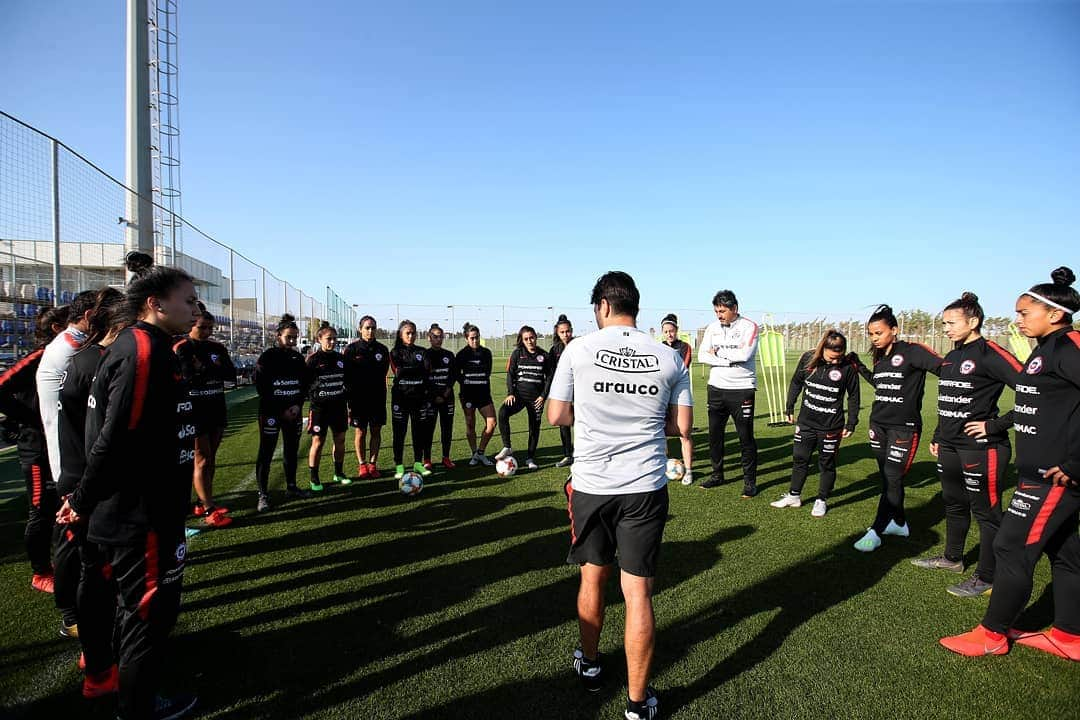 サッカーチリ代表チームさんのインスタグラム写真 - (サッカーチリ代表チームInstagram)「Último entrenamiento de #LaRojaFemenina de cara al duelo ante @scotlandnationalteam 🏴󠁧󠁢󠁳󠁣󠁴󠁿 en el Pinatar Arena 🏟 📸Fotografías: @parrazagal / Comunicaciones @anfpchile」4月5日 12時00分 - laroja