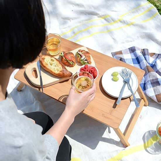 北欧、暮らしの道具店さんのインスタグラム写真 - (北欧、暮らしの道具店Instagram)「桜は満開！お花見が楽しい季節がやってきましたね。  シートの上でお弁当を広げたり、こぼれるのが心配なドリンク類はちょっとしたテーブルがあるとぐんと便利になりますよ♪  持ち運びもらくらく！コンパクトに折りたためるので、トートバッグに入れてお出かけも◎  おうちの中では、グリーンの定位置や、子どもの勉強机、サイドテーブルとしても活躍してくれる優れものです。 - - - - - - - - - - - - 折りたたみ式/ローテーブル（バンブー製） ▶お買いものは写真内のタグをタップ！　またはプロフィールのリンクからどうぞ→@hokuoh_kurashi ・ #interior#interiors#homedecor#instahome#homewares#ローテーブル#折りたたみテーブル#サイドテーブル#お花見#キャンプ#バーベキュー#アウトドア#ピクニック#シンプル#シンプルライフ#シンプルデザイン#暮らしを楽しむ#日々の暮らし#北欧#暮らし#北欧暮らしの道具店」4月5日 12時08分 - hokuoh_kurashi