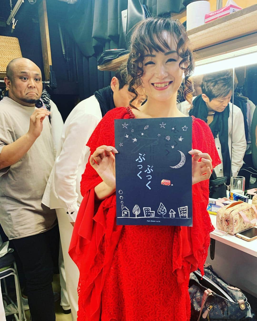 アモーレ橋本さんのインスタグラム写真 - (アモーレ橋本Instagram)「・中垣みなさん  舞台「ぶっくぶっくぶっく」  #中垣みな さん #中島みゆき  #舞台 #ぶっくぶっく #後ろに #哀川翔 さん #あいかわい翔 さん #ジャイアン 笑 #ダブルネーム #ジョー さん #そっくり館キサラ」4月5日 12時08分 - bravo_hashimoto