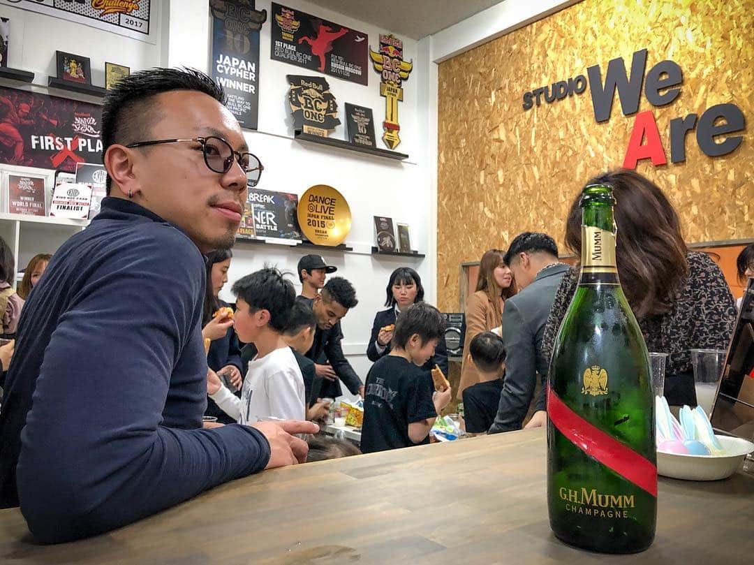 のインスタグラム：「祝酒🍾  @the_floorriorz_academy 三期生卒業おめでとう㊗️ #mumm #champagne  #mummgrandcordon」