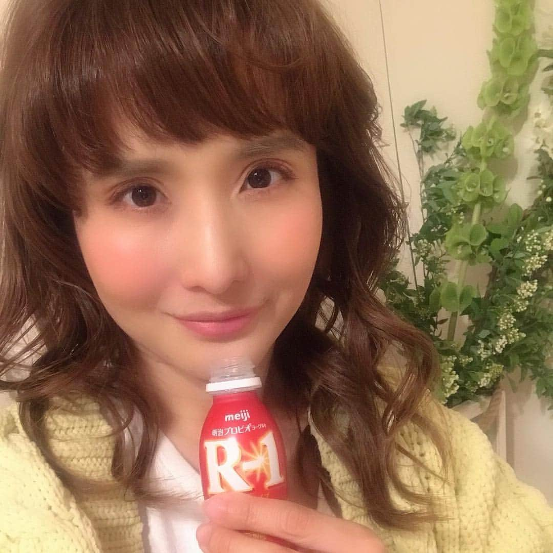 宮崎真梨子さんのインスタグラム写真 - (宮崎真梨子Instagram)「少し前から、毎日飲んでいるR-1。 今、吉田沙保里さんが元気にCMしてますね‼︎ 飲んだ後の空いた容器を洗って、オリジナルマラカスを息子と一緒に作ってみました。ビーズを入れるのに夢中になってましたよ♡ ∵ 作り方は、【mamadays( @mamadaystv ) 】のどうがを参考にしました‼︎簡単に作れるから、また作ってみようっと♡ ∵ 体調管理の為に飲み続けているR-1ですが、すっきりして飲みやすいし、何より美味しい♡これからも続けようと思います♡ ∵ ∵ #R1おもちゃ #明治R1 #体調第一家族 #明治_PR #乳酸菌 #強さひきだす乳酸菌 #R1 #ヨーグルト #体調管理 #腸内環境 #美容 #健康 #ミヤマリ #vocest #vocemagazine #美容ブロガー #インフルエンサー #ママ #男の子ママ #超未熟児ママ #息子 #超未熟児 #nicu卒業生 #3歳 #修正2歳8ヶ月」4月5日 12時23分 - miyamari92