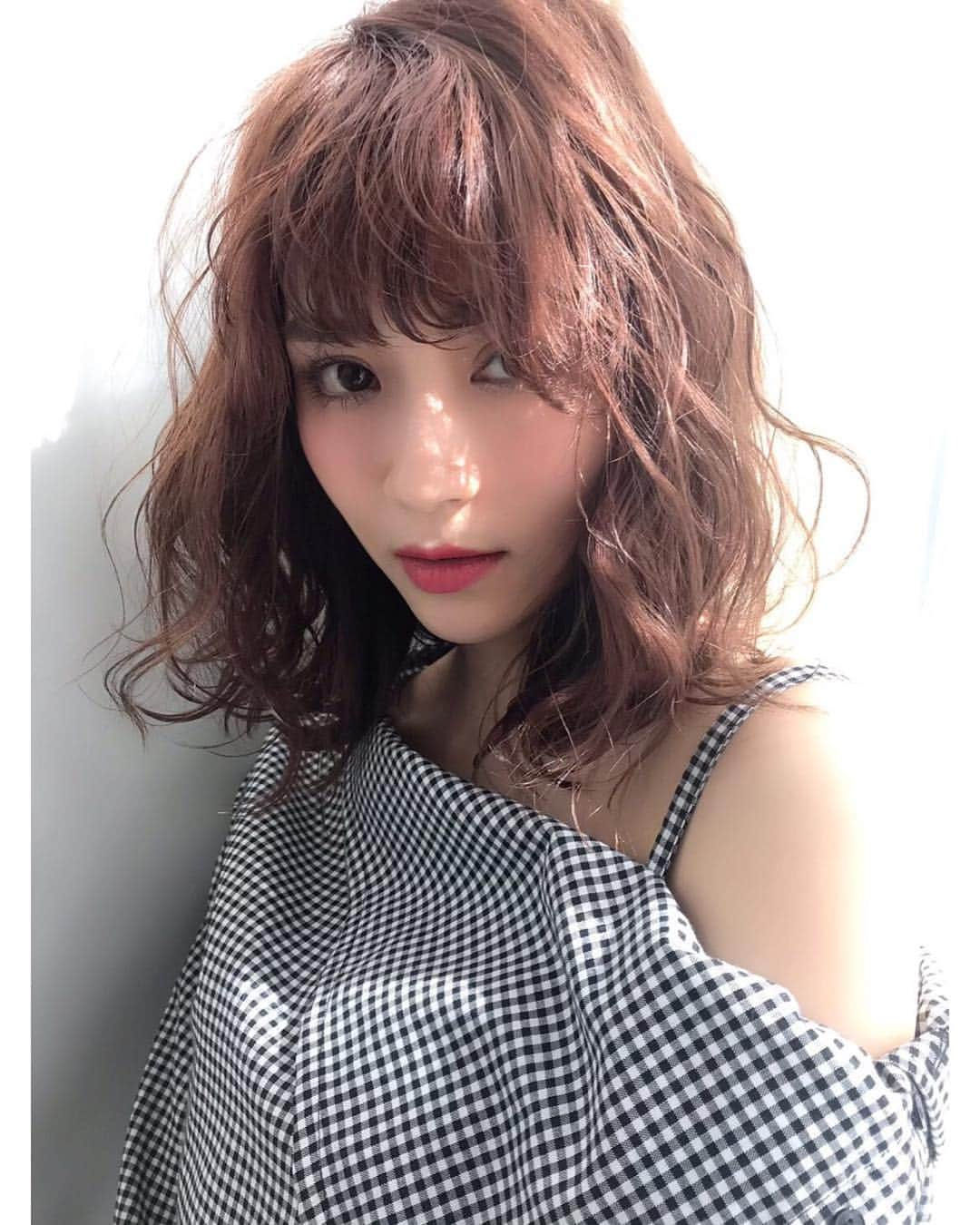 有川さとこのインスタグラム：「gif.hair＊中村さん  #gif.hair #ギフヘアー #梅田 #茶屋町 #梅田美容室 #美容院 #髪型 #ヘアスタイル #ヘアカタ #巻き髪 #パーマ #無造作ヘア #サロモ #モデル #サロンモデル #セミロング #ミディアムヘア #ボブ #ピンクアッシュ #ファッション #コーデ #ワンショルダー #ギンガムチェック #hairstyle #haircolor #pink #fashion #shirts #model #mediumhair」