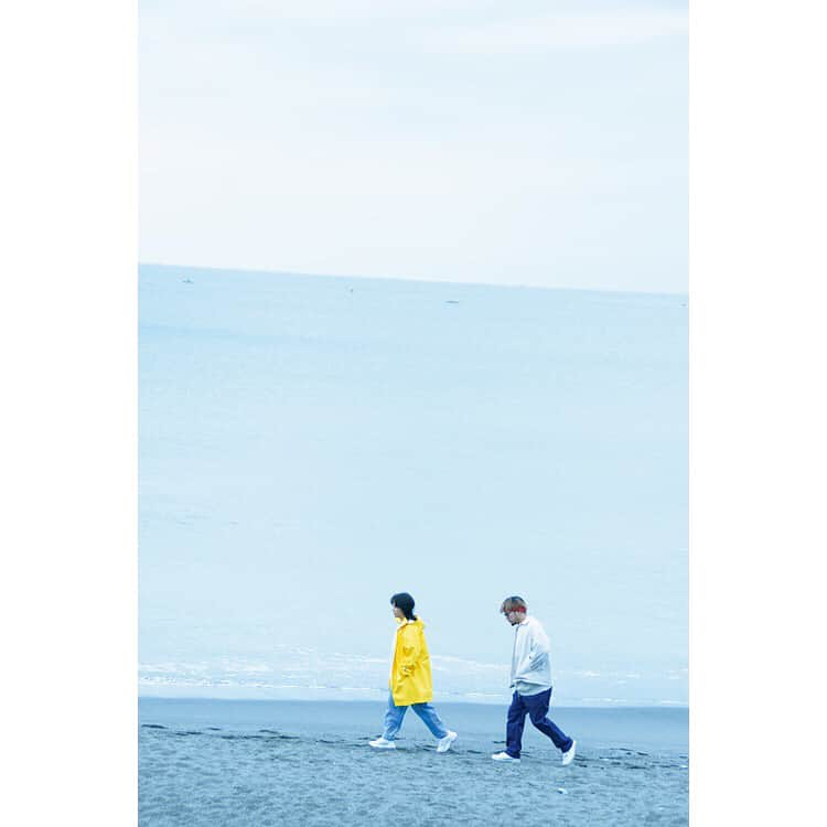 SWITCHさんのインスタグラム写真 - (SWITCHInstagram)「❹HELLY HANSEN  SWITCH fashion issue on 20 March 2019.@switch_magazine  2019 SS FASHION STORIES［QUIET PLACE］  Costume: #HELLYHANSEN @helly_hansen_jp  Photography: #濱田晋 @hamada_shin  Styling: #檜垣健太郎 @kentaro_higaki_works  Hair&Make-Up: #石川奈緒記 #ishikawanaoki  Models: #荒田洸 #iri @hikaru_pxr @i.gram.iri」4月5日 12時20分 - switch_magazine