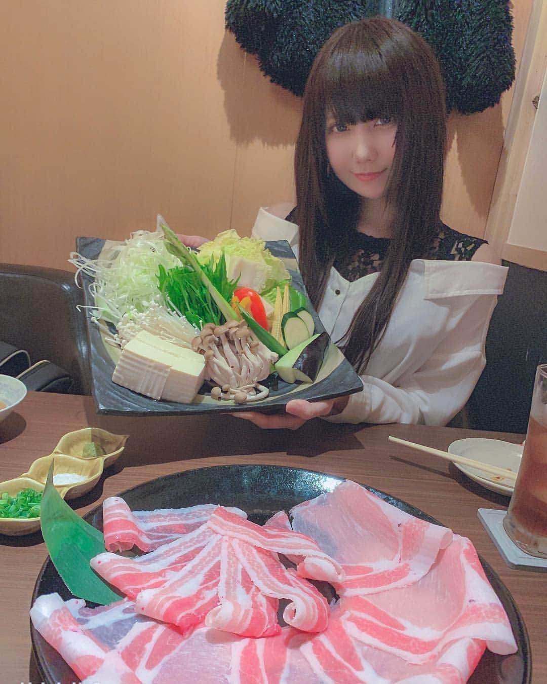 小鳥遊くれあさんのインスタグラム写真 - (小鳥遊くれあInstagram)「先日 美食 悠太郎さんにご飯食べに行ったよ🍽✨ 店内も落ち着いた雰囲気で料理も美味しくてめちゃくちゃよかったからレポさせて欲しい( •̀ω•́ )✧ 今回 #美食悠太郎 さんで食べたコース その名も ✨✨博多美人コース✨✨ こちらのコースは糸島野菜がふんだんに使われた ヘルシーなコース🎶だけどしっかりボリュームたっぷりのお肉もついてくる！ 【博多美人コース / ￥4000】 ・小鉢3種盛り ・糸島野菜のゼリー寄せ (おくらやヤングコーンなどの野菜がゼリーの中に入ってて更にうに、いくら、えびなども使われててとても美味しかった👍) ・糸島野菜のグリル (この料理で是非たまねぎを味わって欲しい😭めちゃくちゃ甘くてたまねぎ特有のからさやくささがまったくなくてびっくりした！！) ・糸島野菜のしゃぶしゃぶ ・〆の翡翠麺 (これ美食悠太郎さんでしか食べられないんじゃ？！100％なすびの麺！！普通の麺食べるなら絶対健康的な翡翠麺食べるべき👍しっかりコシもあって新感覚だったのでこれはリピ確定💕) ・手作りアイス (自家製のあまおうのアイスでした✨あまおういちごそのものの味でさっぱりしてて◎そしてボリュームもたっぷりなので最後の最後まで大満足)  これだけ野菜メインで健康的なのに ボリューム満点だからしっかり満腹になりまちた☺️💓 男性の方でもかなり満足出来るコースです٩(๑òωó๑)۶  そしてなんと✨🍻飲み放題付き🍺✨ 4000円でこの豪華さは大丈夫なのか…🤔 美味しいお野菜とお肉がこれだけ食べれて飲み放題なのでまた行きたい！ みんなもぜひ #美食悠太郎 さんに行ってみて欲しいくらいおすすめです💕  #福岡グルメ #福岡しゃぶしゃぶ #福岡飲み放題 #中洲川端しゃぶしゃぶ #pr #コラボベース #天神 #中洲 #飲み #被写体 #撮影会モデル #グラビア #オフ日 #福岡 #糸島野菜 #instagood #美味しいお店 #japanesefood #fukuoka #fukuokafood #shabushabu」4月5日 12時20分 - kurea_primo