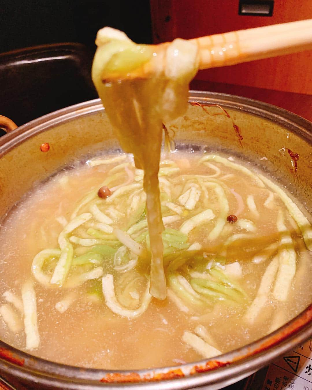 小鳥遊くれあさんのインスタグラム写真 - (小鳥遊くれあInstagram)「先日 美食 悠太郎さんにご飯食べに行ったよ🍽✨ 店内も落ち着いた雰囲気で料理も美味しくてめちゃくちゃよかったからレポさせて欲しい( •̀ω•́ )✧ 今回 #美食悠太郎 さんで食べたコース その名も ✨✨博多美人コース✨✨ こちらのコースは糸島野菜がふんだんに使われた ヘルシーなコース🎶だけどしっかりボリュームたっぷりのお肉もついてくる！ 【博多美人コース / ￥4000】 ・小鉢3種盛り ・糸島野菜のゼリー寄せ (おくらやヤングコーンなどの野菜がゼリーの中に入ってて更にうに、いくら、えびなども使われててとても美味しかった👍) ・糸島野菜のグリル (この料理で是非たまねぎを味わって欲しい😭めちゃくちゃ甘くてたまねぎ特有のからさやくささがまったくなくてびっくりした！！) ・糸島野菜のしゃぶしゃぶ ・〆の翡翠麺 (これ美食悠太郎さんでしか食べられないんじゃ？！100％なすびの麺！！普通の麺食べるなら絶対健康的な翡翠麺食べるべき👍しっかりコシもあって新感覚だったのでこれはリピ確定💕) ・手作りアイス (自家製のあまおうのアイスでした✨あまおういちごそのものの味でさっぱりしてて◎そしてボリュームもたっぷりなので最後の最後まで大満足)  これだけ野菜メインで健康的なのに ボリューム満点だからしっかり満腹になりまちた☺️💓 男性の方でもかなり満足出来るコースです٩(๑òωó๑)۶  そしてなんと✨🍻飲み放題付き🍺✨ 4000円でこの豪華さは大丈夫なのか…🤔 美味しいお野菜とお肉がこれだけ食べれて飲み放題なのでまた行きたい！ みんなもぜひ #美食悠太郎 さんに行ってみて欲しいくらいおすすめです💕  #福岡グルメ #福岡しゃぶしゃぶ #福岡飲み放題 #中洲川端しゃぶしゃぶ #pr #コラボベース #天神 #中洲 #飲み #被写体 #撮影会モデル #グラビア #オフ日 #福岡 #糸島野菜 #instagood #美味しいお店 #japanesefood #fukuoka #fukuokafood #shabushabu」4月5日 12時20分 - kurea_primo